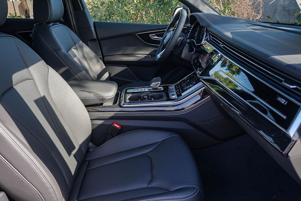 Thumbnail: 2026 Audi Q8 - 9