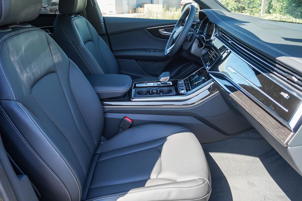 Thumbnail: 2026 Audi Q8 - 10