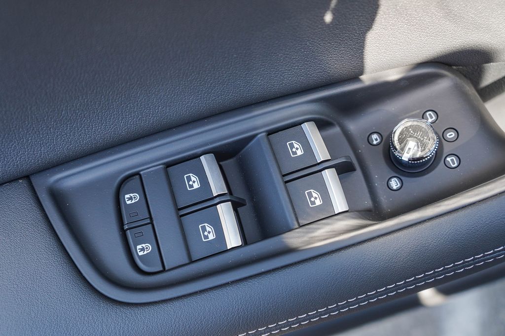 Thumbnail: 2026 Audi Q8 - 27