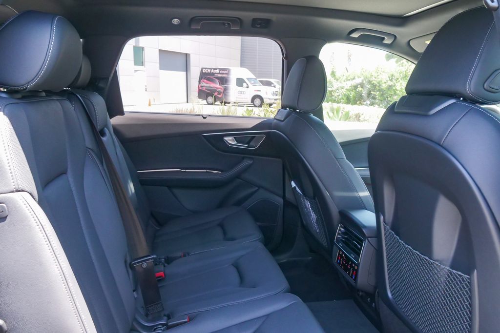 Thumbnail: 2026 Audi Q7 - 12