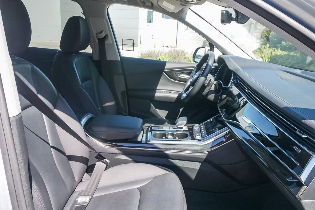 Thumbnail: 2023 Audi Q7 - 10