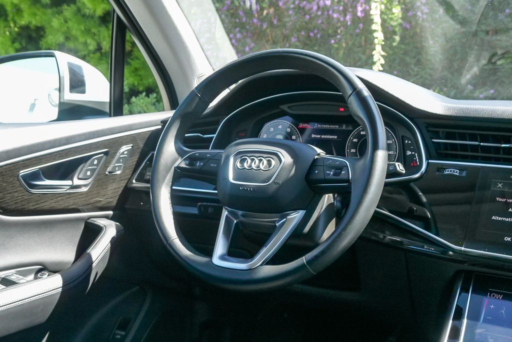 Thumbnail: 2023 Audi Q7 - 12