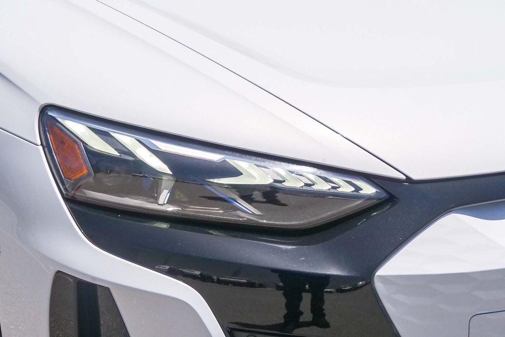 Thumbnail: 2024 Audi e-tron GT - 17