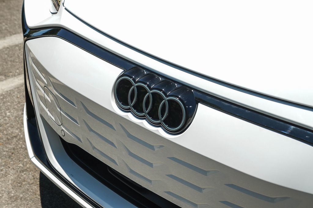 Thumbnail: 2026 Audi e-tron GT - 19