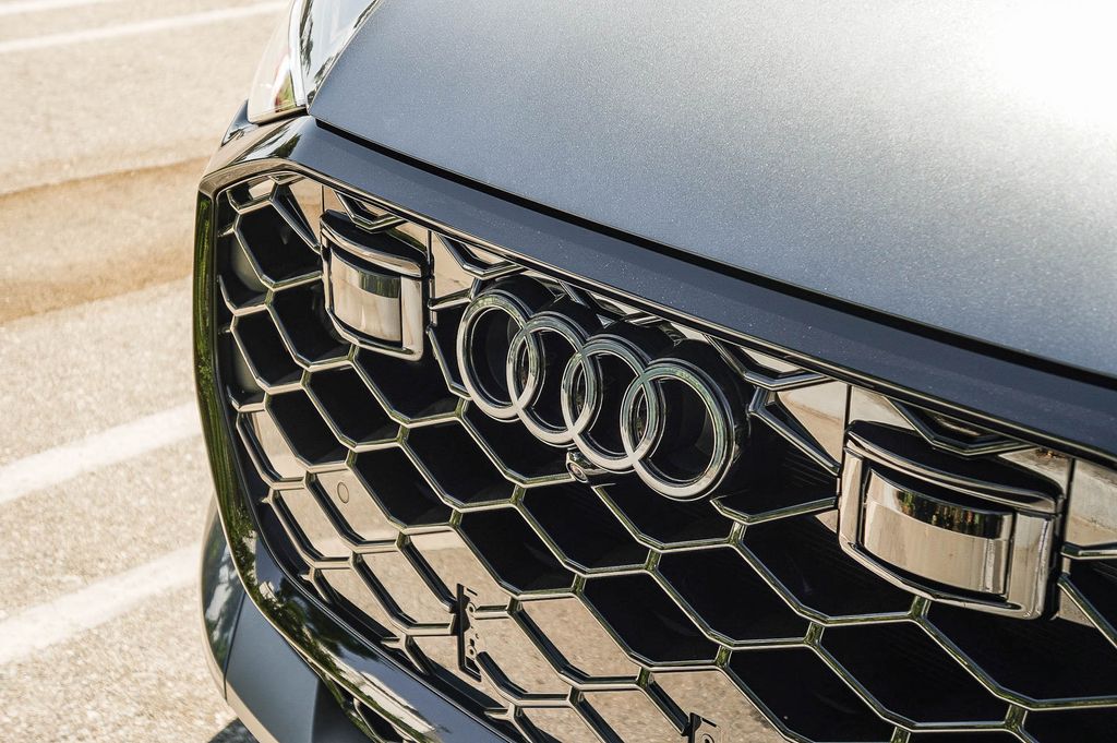Thumbnail: 2026 Audi RS Q8 - 6