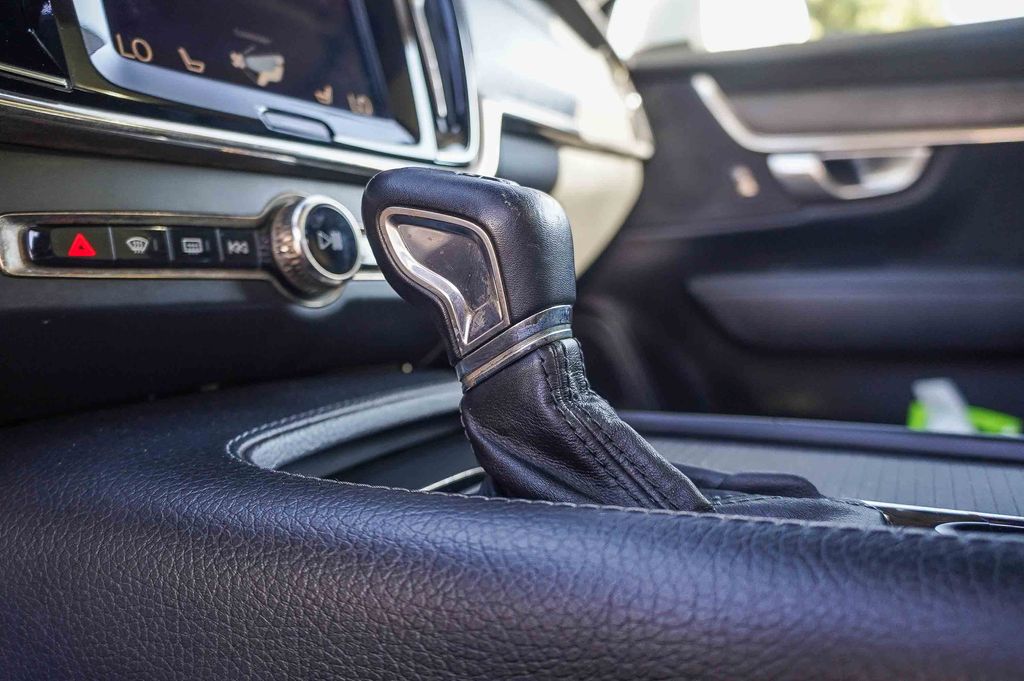 Thumbnail: 2018 Volvo V90 - 13