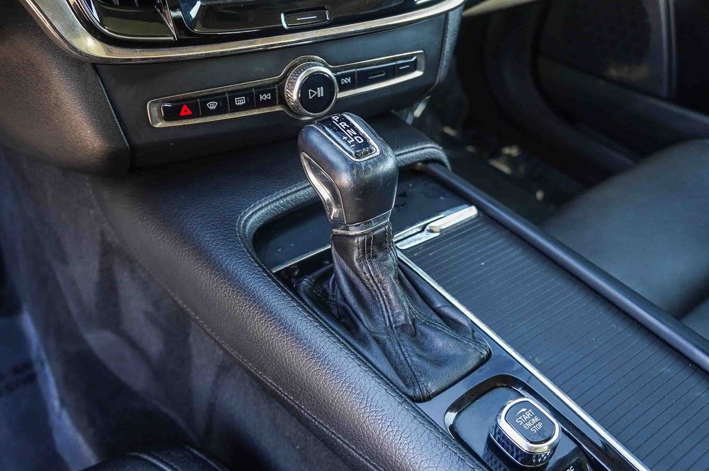 Thumbnail: 2018 Volvo V90 - 15