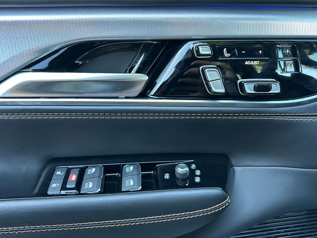 Thumbnail: 2023 Jeep Grand Wagoneer L - 20