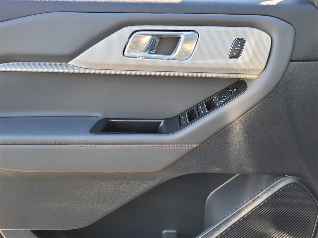 2025 Ford Explorer Active 21