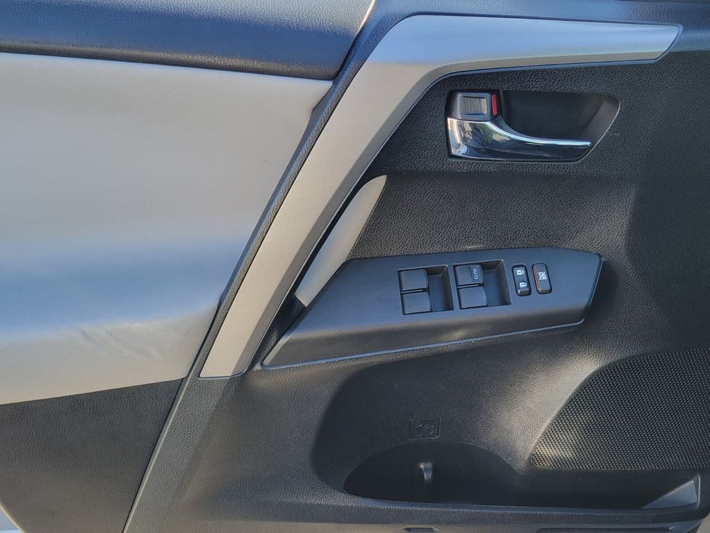 Thumbnail: 2016 Toyota RAV4 - 24