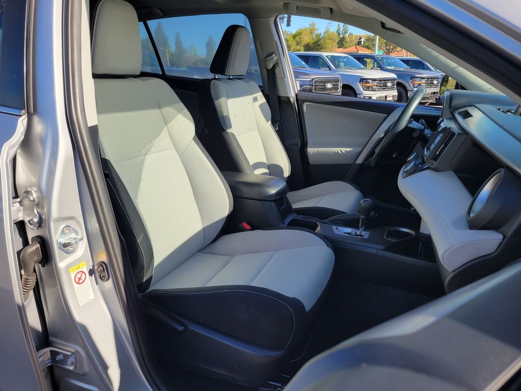 Thumbnail: 2016 Toyota RAV4 - 10