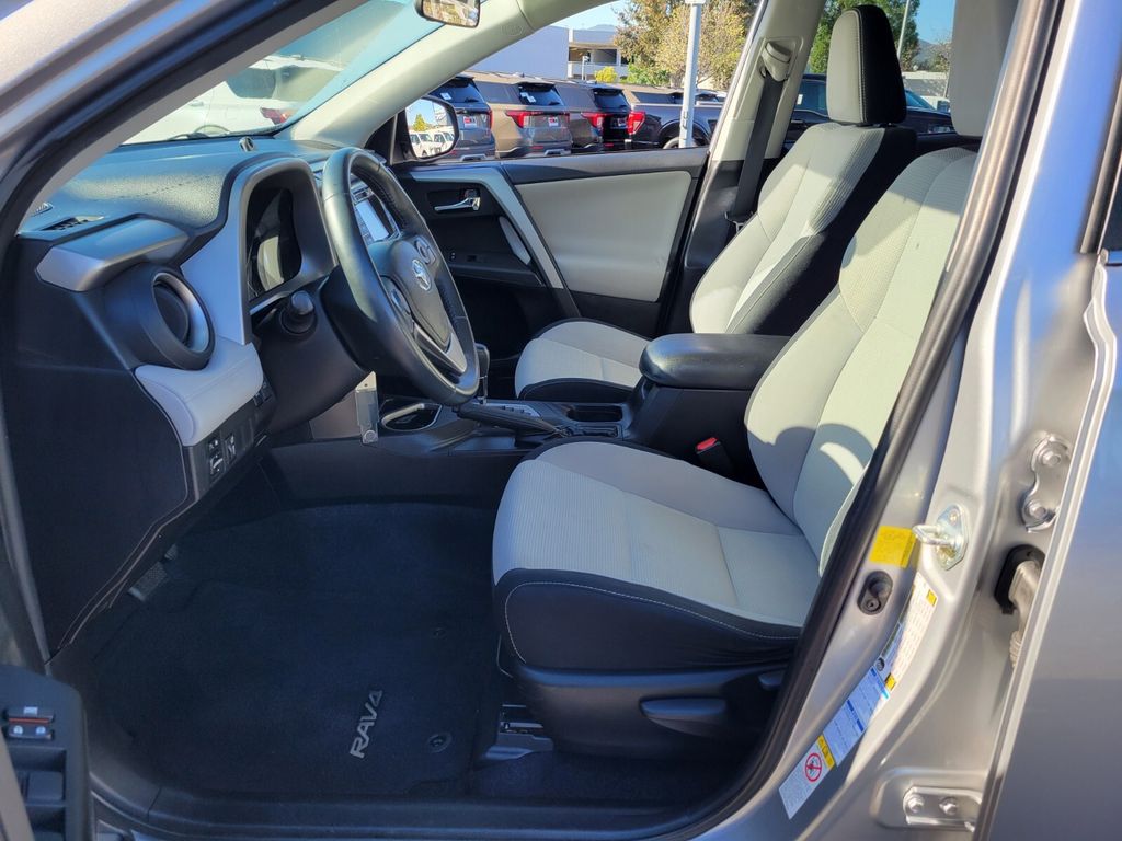 Thumbnail: 2016 Toyota RAV4 - 9