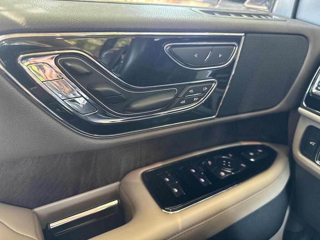 Thumbnail: 2022 Lincoln Navigator L - 20