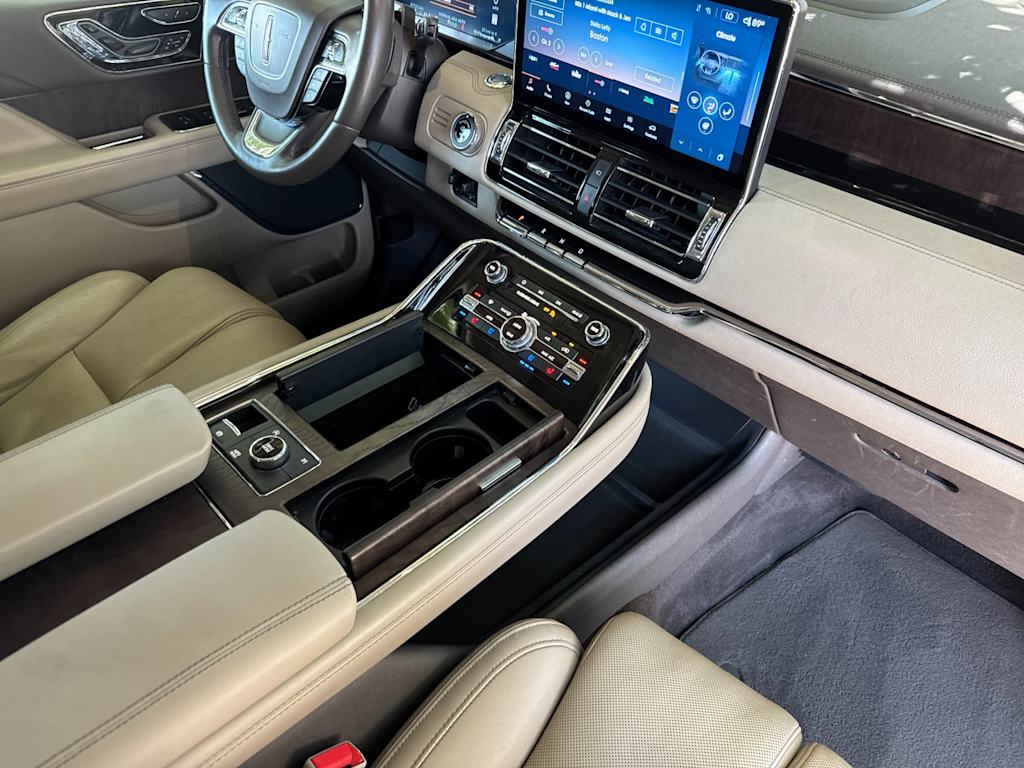 Thumbnail: 2022 Lincoln Navigator L - 9