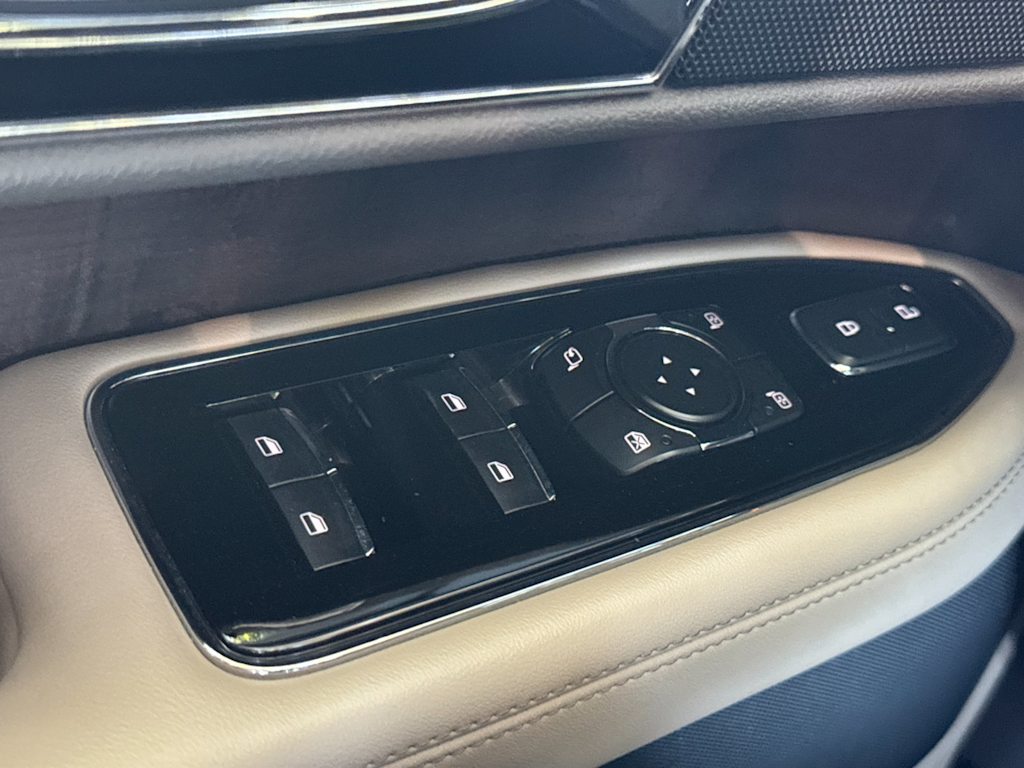 Thumbnail: 2022 Lincoln Navigator L - 21