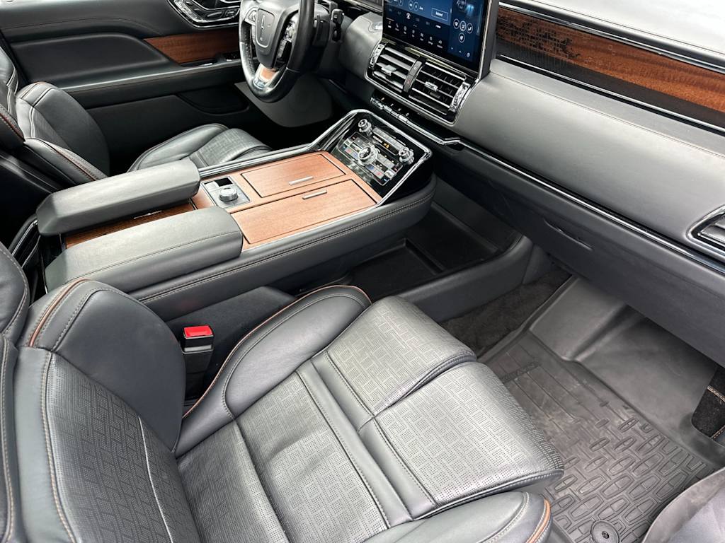 Thumbnail: 2022 Lincoln Navigator L - 9