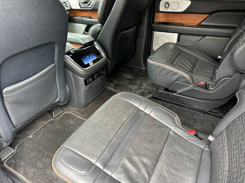 Thumbnail: 2022 Lincoln Navigator L - 10