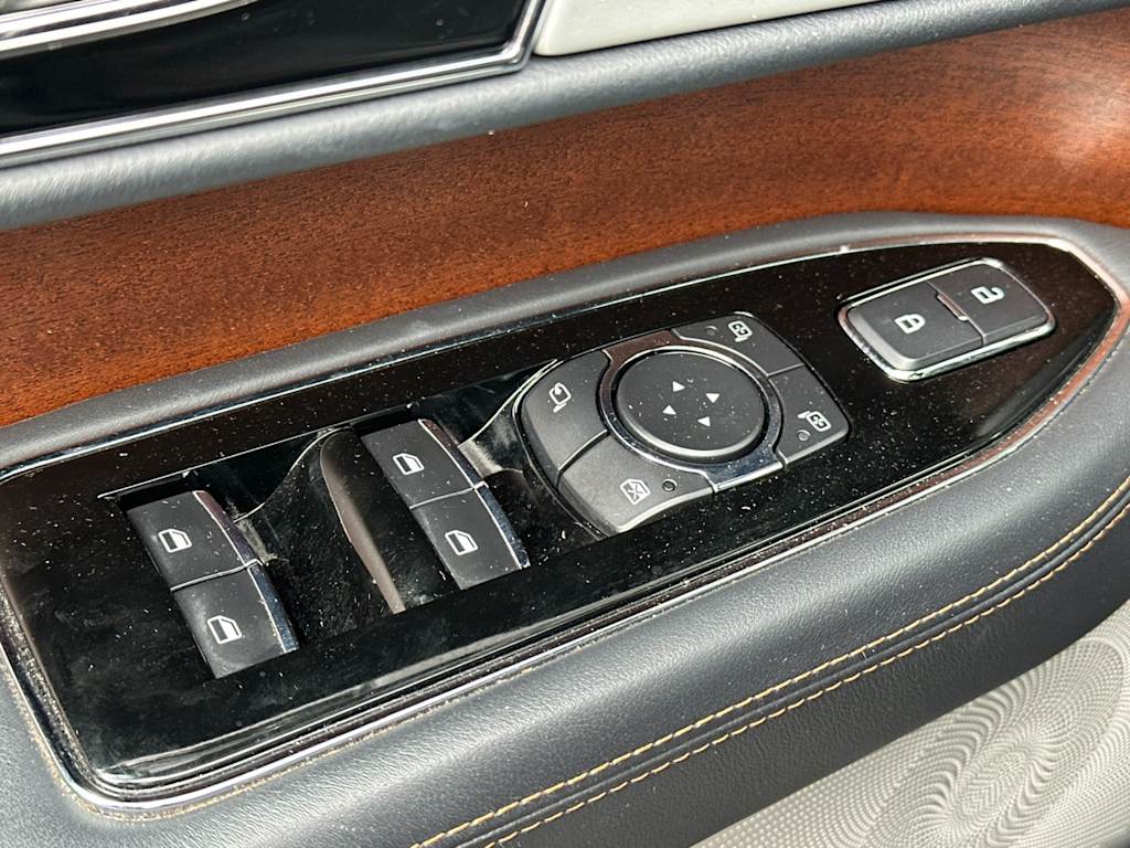 Thumbnail: 2022 Lincoln Navigator L - 19