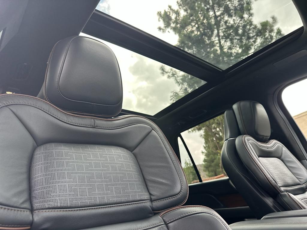 Thumbnail: 2022 Lincoln Navigator L - 21