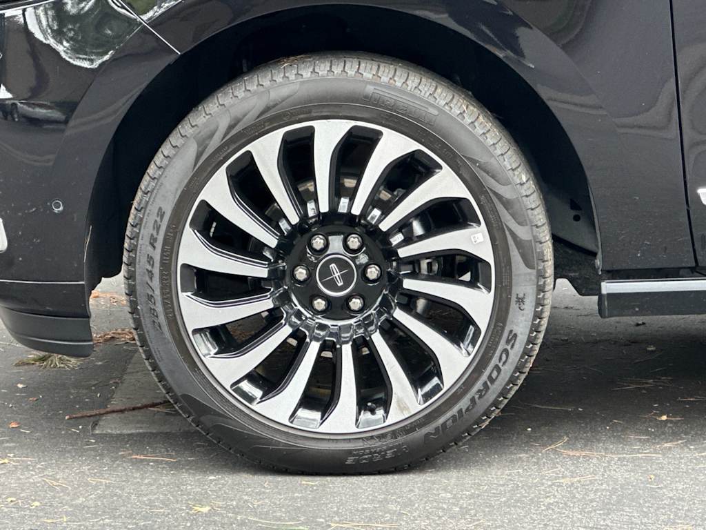 Thumbnail: 2022 Lincoln Navigator L - 7