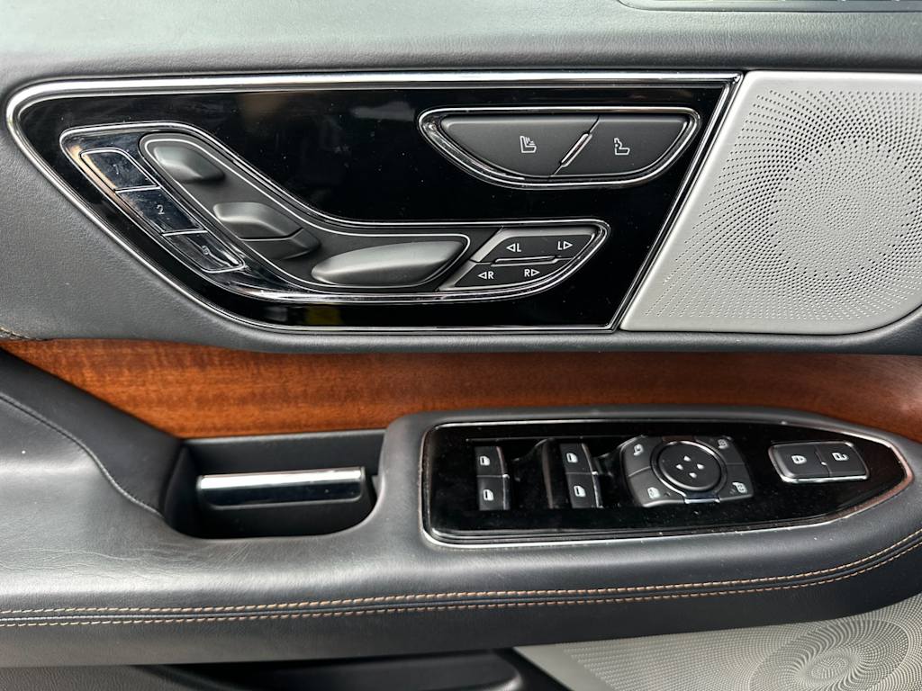 Thumbnail: 2022 Lincoln Navigator L - 18