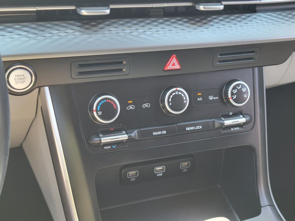 Thumbnail: 2022 Kia Carnival - 25