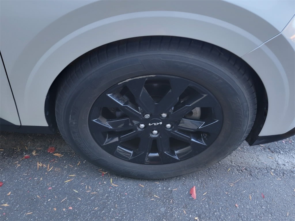 Thumbnail: 2022 Kia Carnival - 9