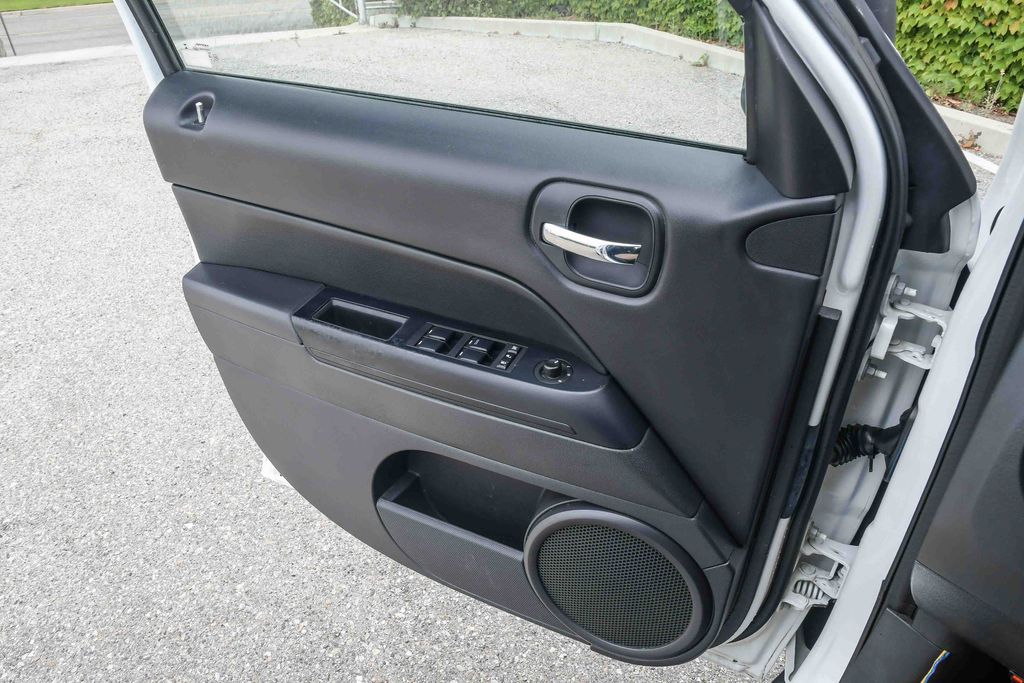 Thumbnail: 2016 Jeep Patriot - 25