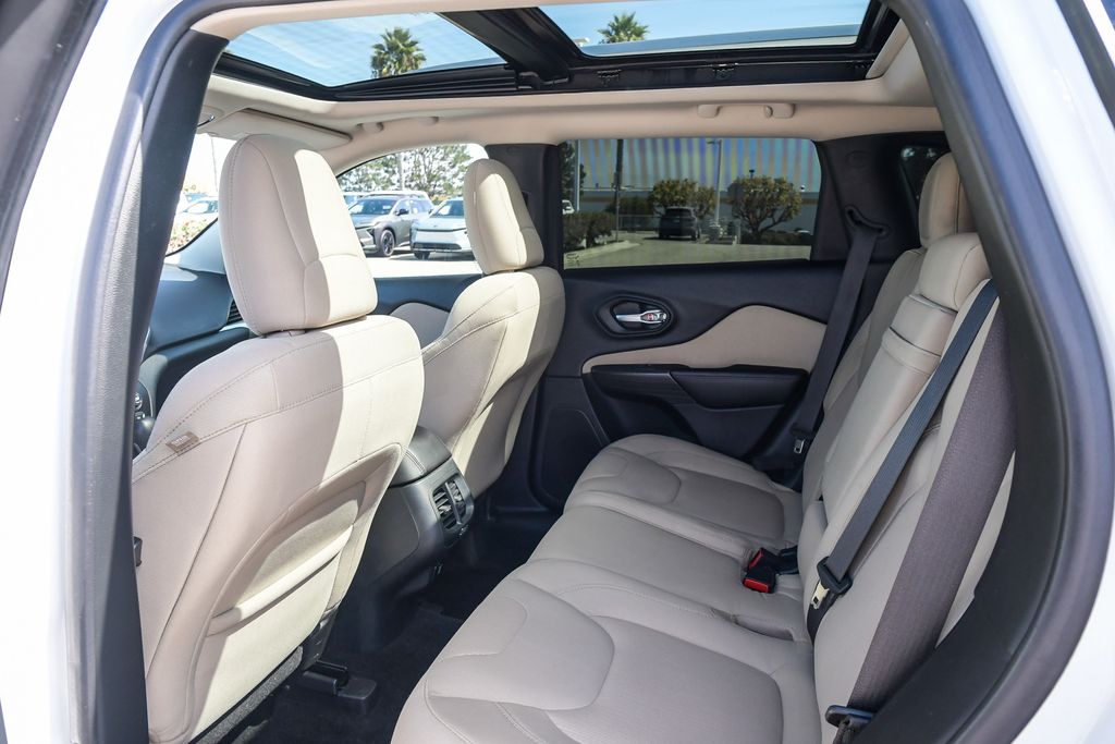 Thumbnail: 2016 Jeep Cherokee - 13