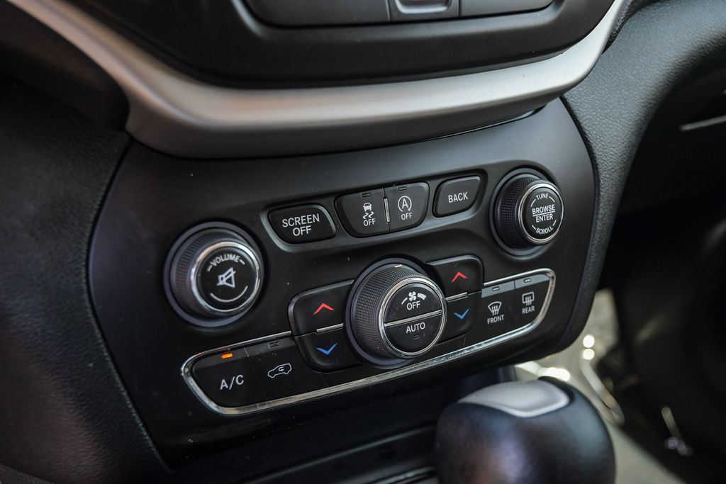 Thumbnail: 2016 Jeep Cherokee - 22