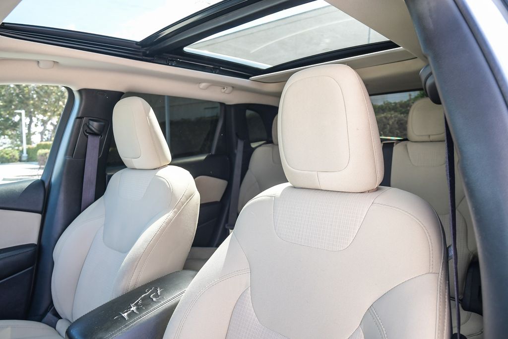 Thumbnail: 2016 Jeep Cherokee - 21