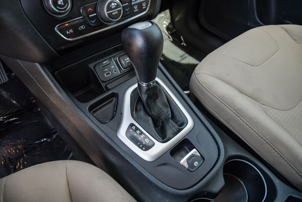 Thumbnail: 2016 Jeep Cherokee - 15