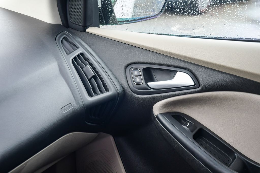 Thumbnail: 2016 Ford Focus - 24