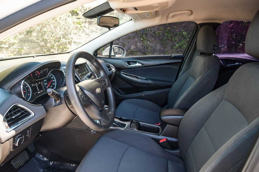 Thumbnail: 2018 Chevrolet Cruze - 10