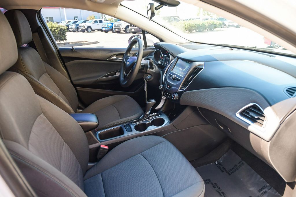 Thumbnail: 2018 Chevrolet Cruze - 9