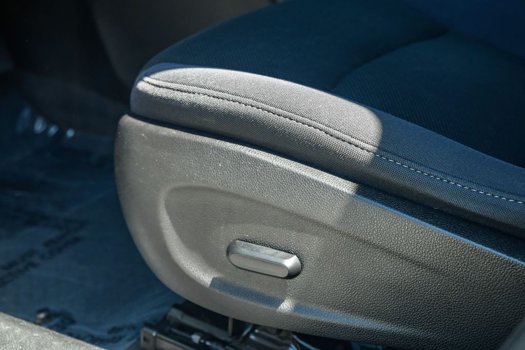 Thumbnail: 2013 Chevrolet Cruze - 28