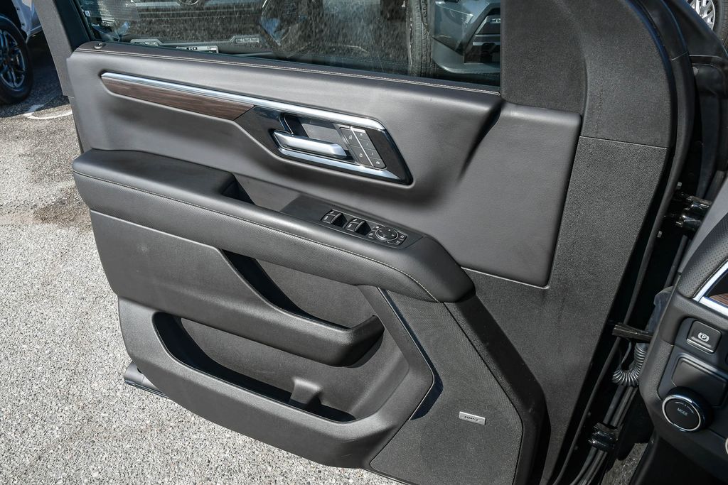 Thumbnail: 2026 Chevrolet Suburban - 28