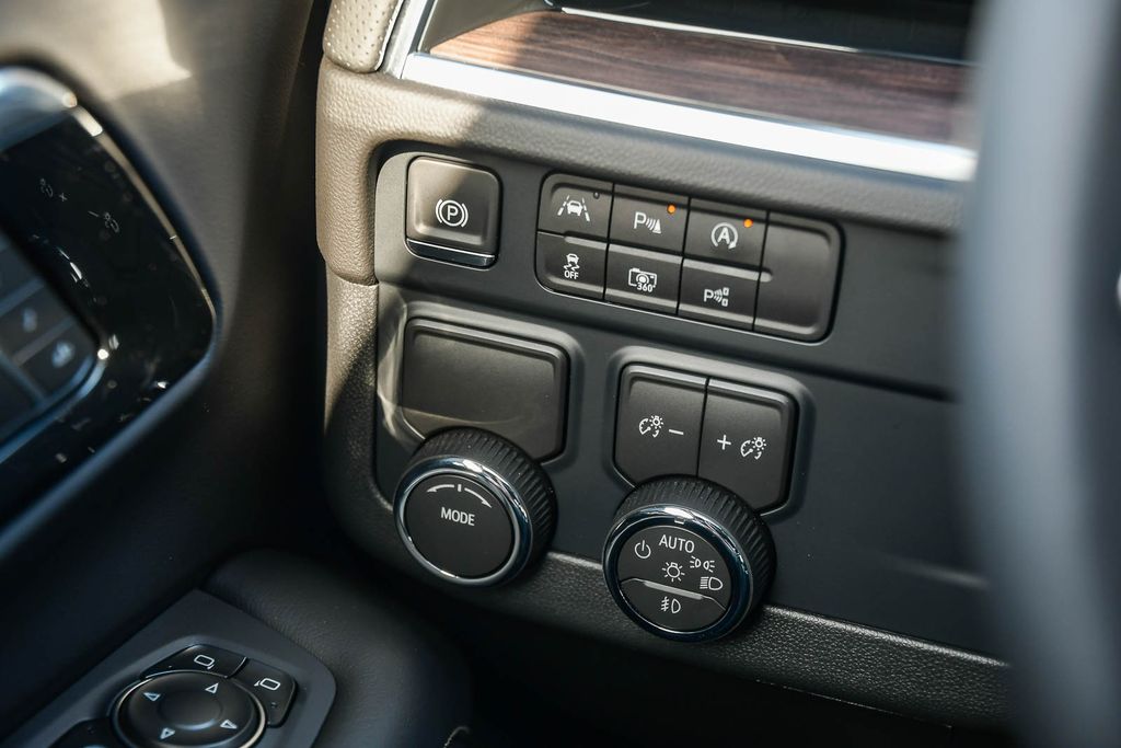 Thumbnail: 2026 Chevrolet Suburban - 27