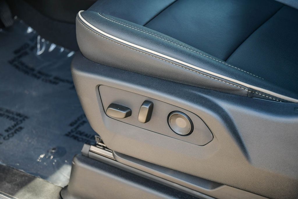 Thumbnail: 2026 Chevrolet Suburban - 29