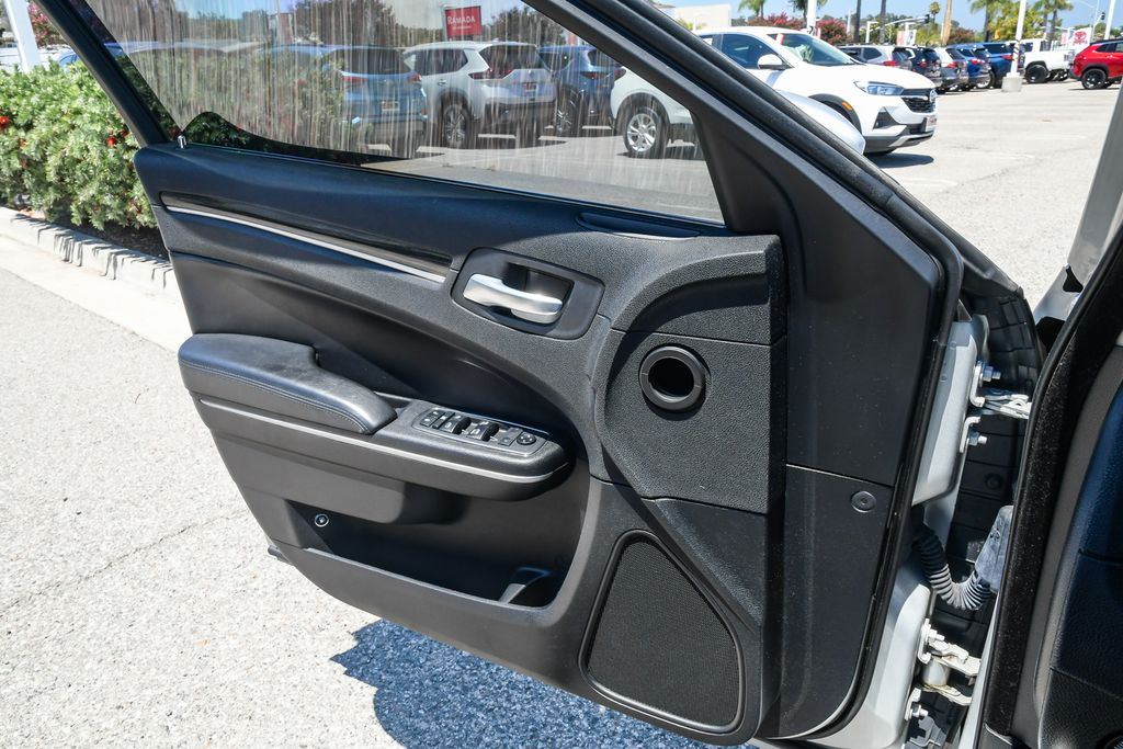 Thumbnail: 2019 Chrysler 300 - 26