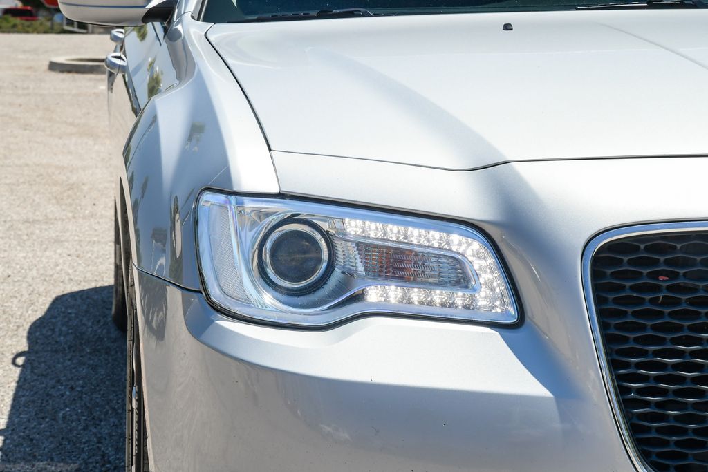 Thumbnail: 2019 Chrysler 300 - 17