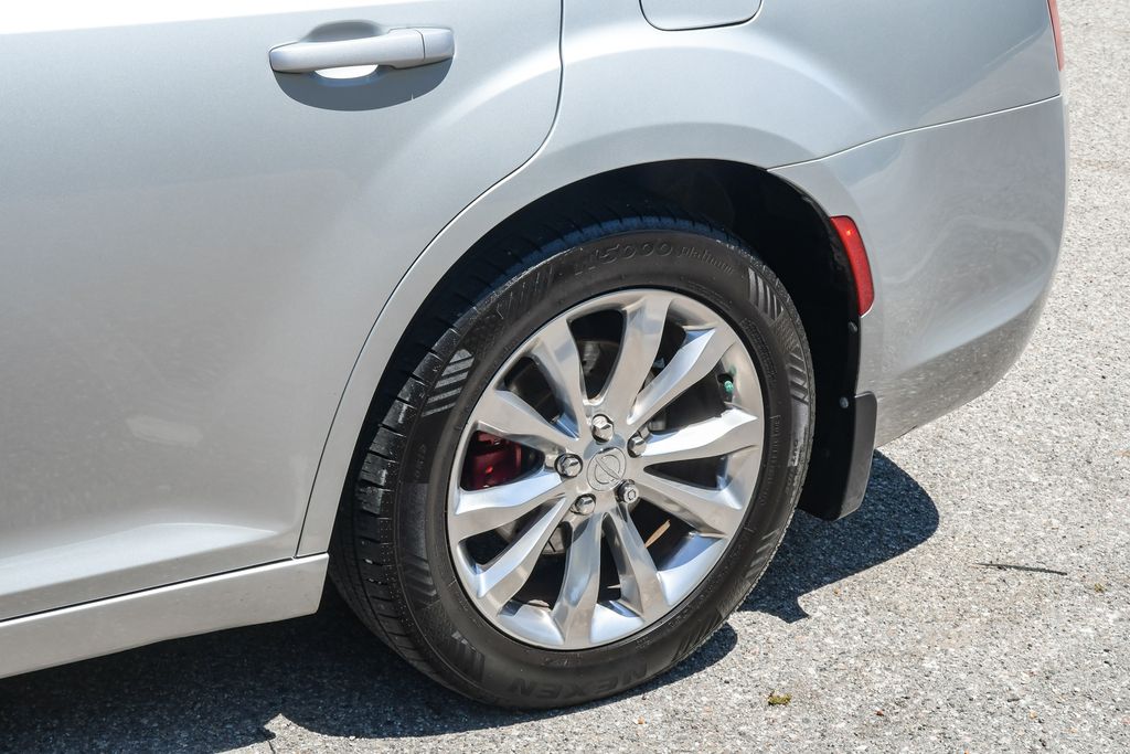 Thumbnail: 2019 Chrysler 300 - 21