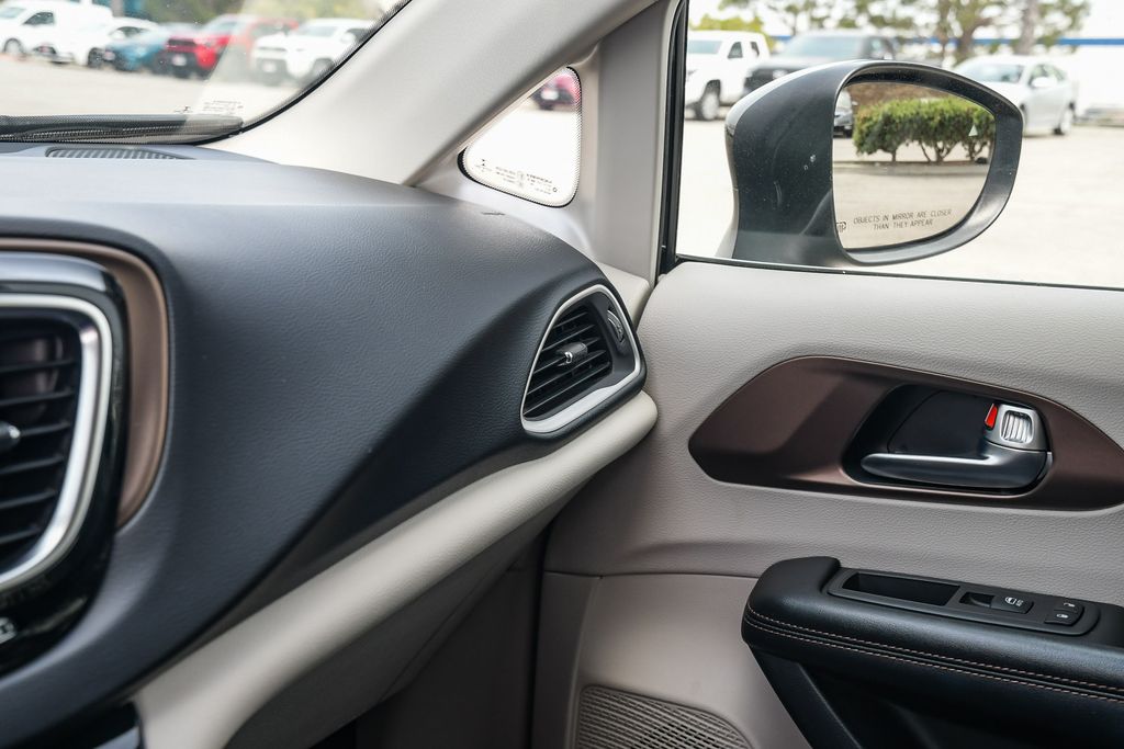 Thumbnail: 2019 Chrysler Pacifica - 25