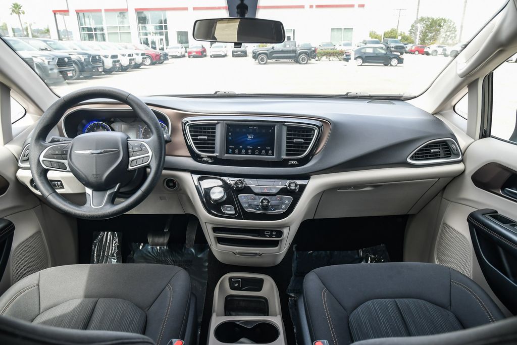 Thumbnail: 2019 Chrysler Pacifica - 9
