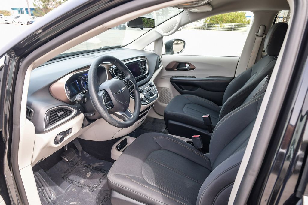 Thumbnail: 2019 Chrysler Pacifica - 10