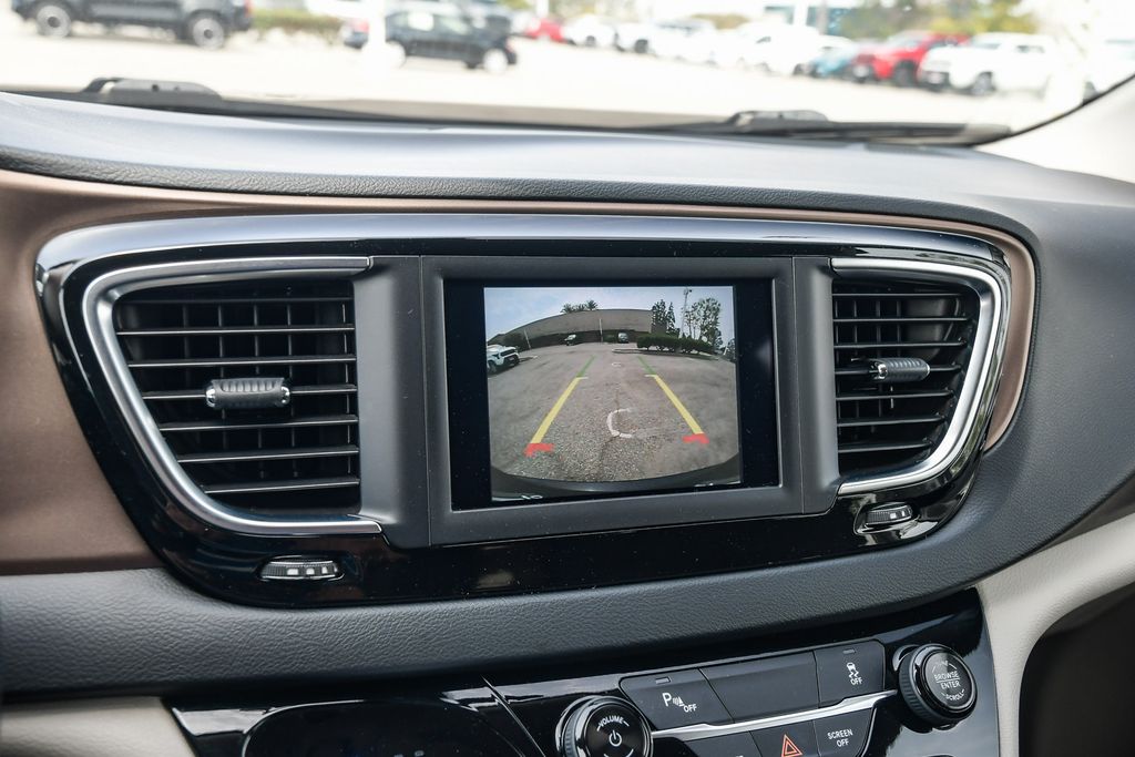 Thumbnail: 2019 Chrysler Pacifica - 14