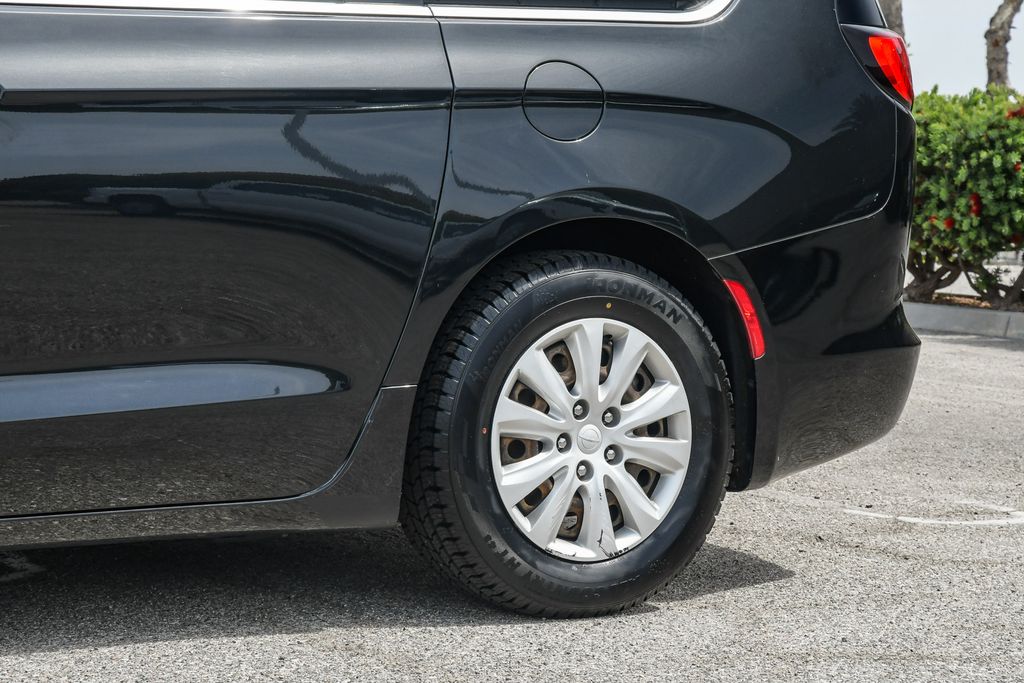 Thumbnail: 2019 Chrysler Pacifica - 22