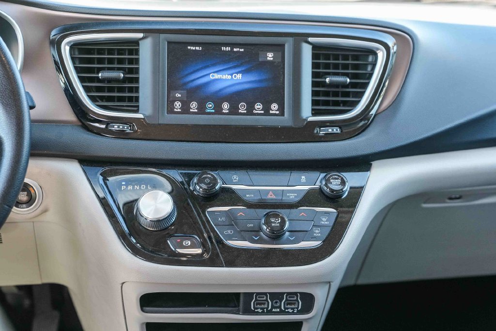 Thumbnail: 2021 Chrysler Voyager - 10