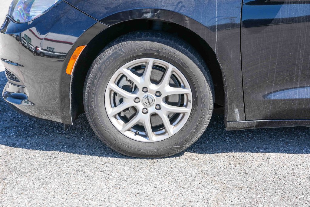 Thumbnail: 2021 Chrysler Voyager - 17