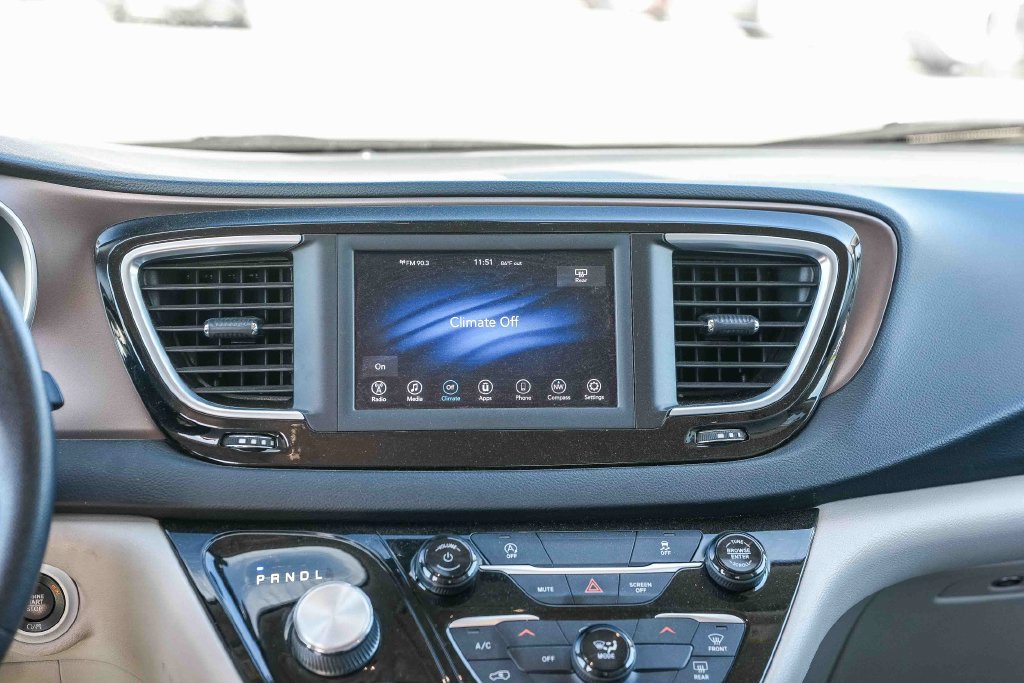 Thumbnail: 2021 Chrysler Voyager - 18